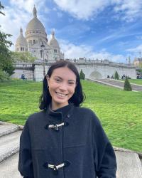 Erica smiling in front of La Basilique du Sacré Cœur de Montmartre